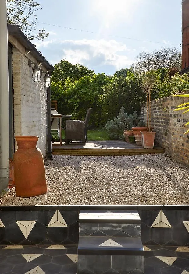 Joivy Stylish 2-Bed House With Private Garden In Hackney Apartment London